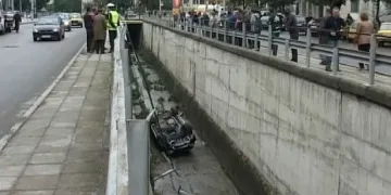 Мощен джип летя 7 метра и падна в корито на река