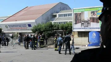 Взрив окървави училище в Италия