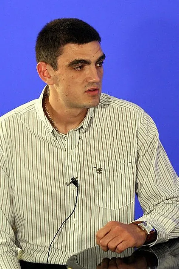 Волейболист вдига паметник на Алеко