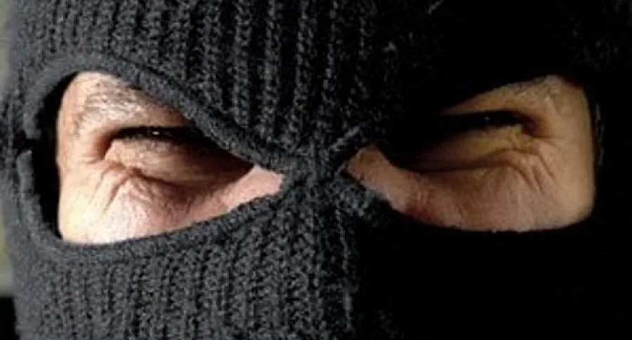 Маскиран отмъкна златно синджирче от фризьорка