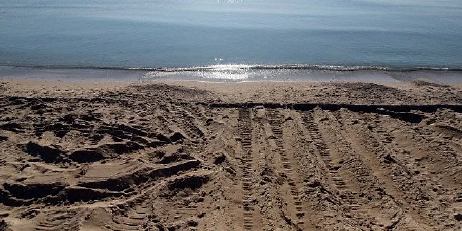 Вадят пясък от морето за плажа