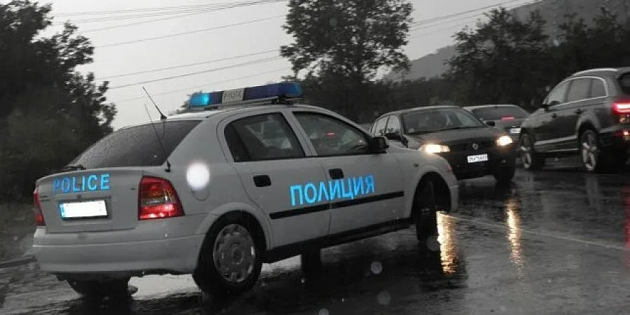 4 коли, 2 тира и бус се натресли на "Църна маца"