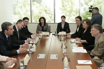 Плевнелиев кани "Гугъл" и "Фейсбук" в "София Тех Парк"