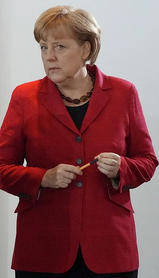 Меркел си вдигна заплатата на 17 016 евро на месец