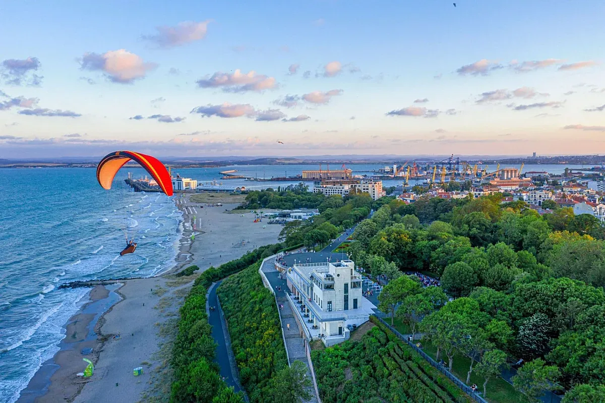 Нови туристически пакети привличат туристите в Бургас чрез онлайн платформа