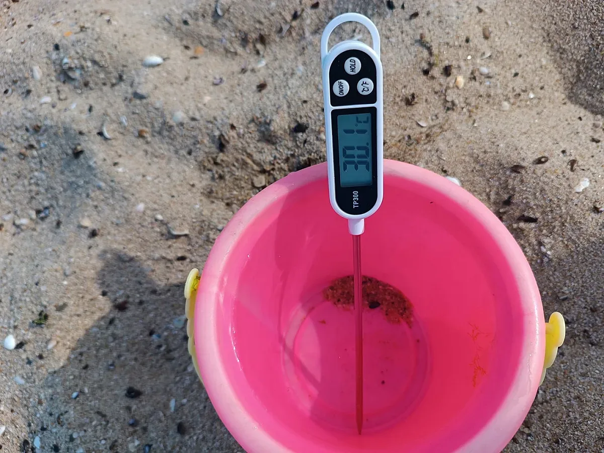 Морето стана пералня! Туристите се хванаха за главите