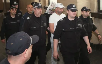 Беседа с "бръмбар" дава шанс на Наглите