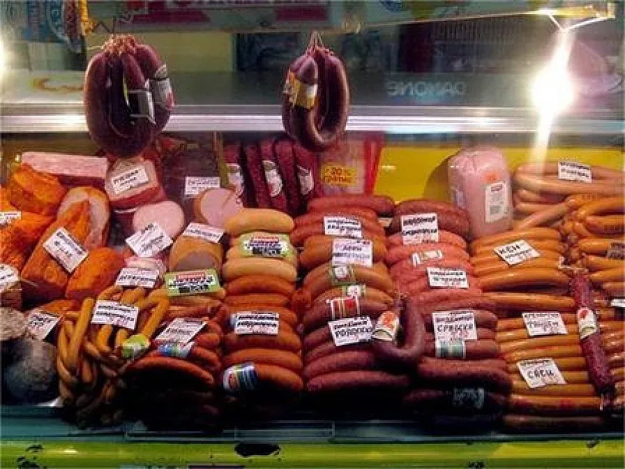 Момче краде колбаси за бала на приятел