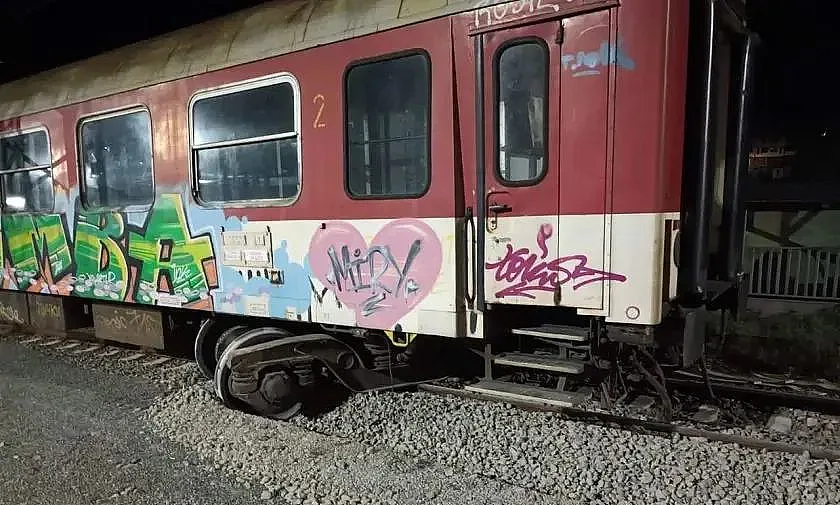 Извънредно! Влак излезе от релсите по ключова линия в България