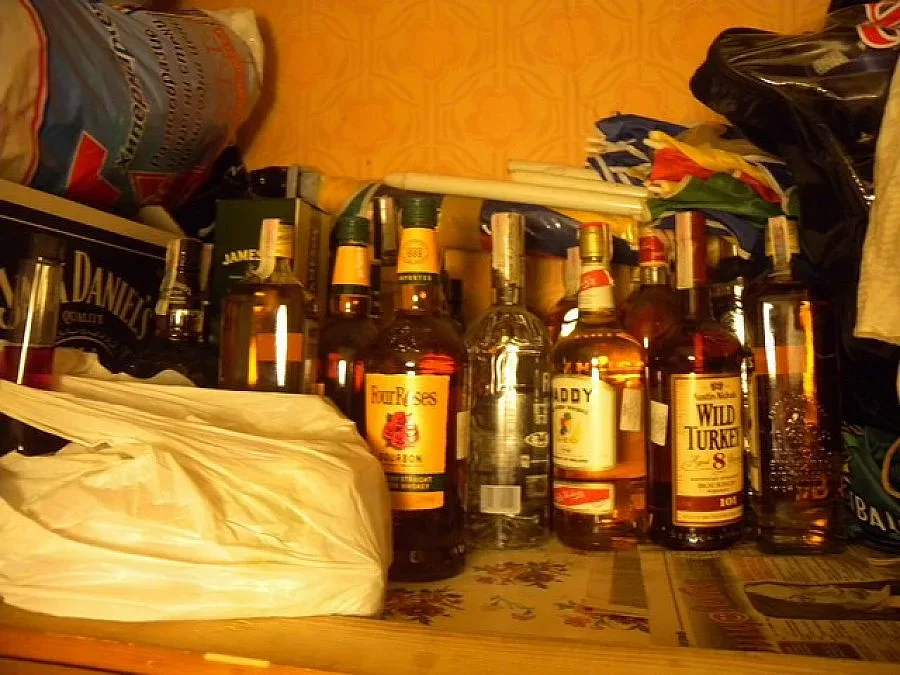 Закопчаха "майстори" на уиски менте