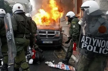 Гръмнаха офис на данъчната служба в Атина