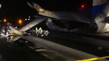 Самолет с туристи се разби в Непал