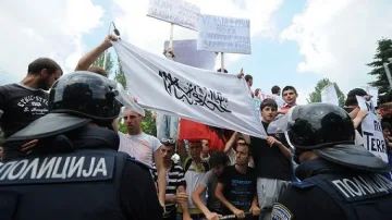 Албанци замеряха с камъни правителството в Македония