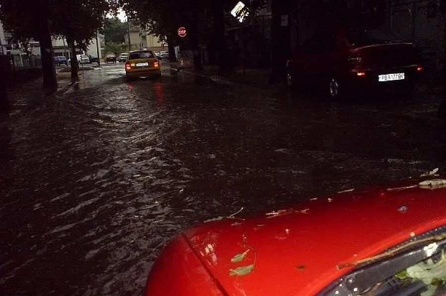 Почистват коритото на реката в Дъбене