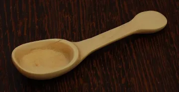 Директорка млати хлапе с черпак