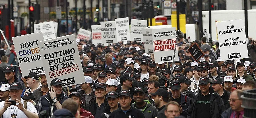 Стотици хиляди британци стачкуват