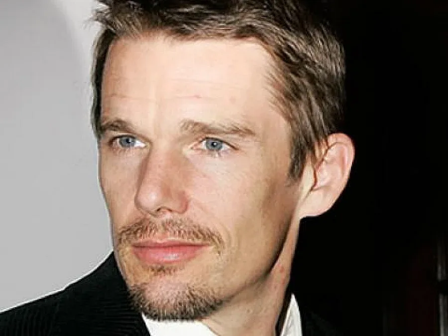 Засякоха Итън Хоук с българка