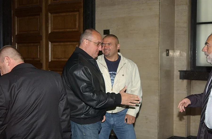 Сменят затвора на братя Галеви