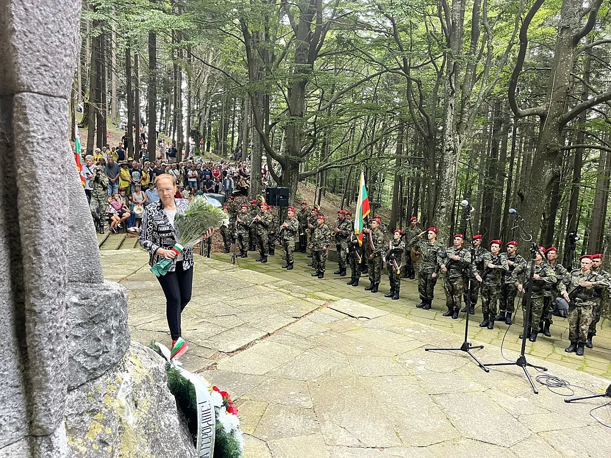 Възгласи “ДА ЖИВЕЕ БЪЛГАРИЯ!” огласиха връх Бузлуджа
