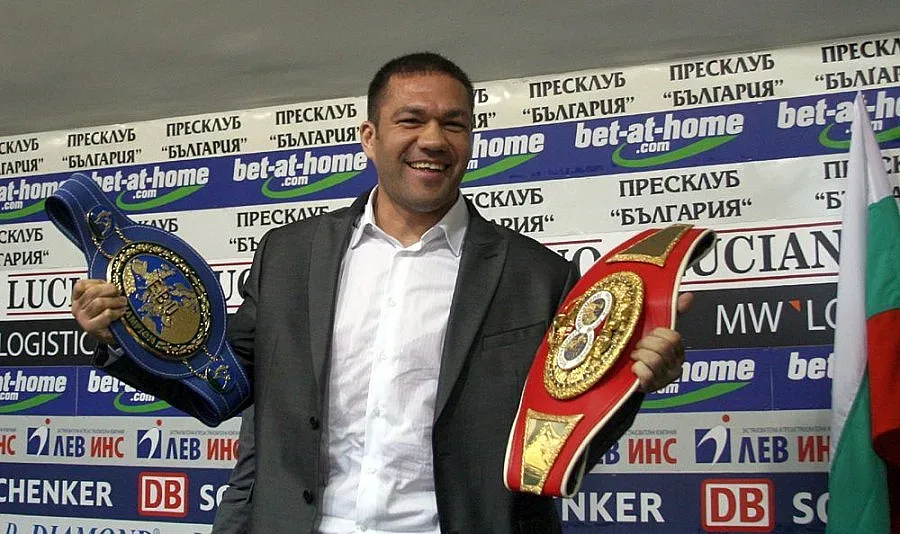 Кобрата защитава поясите в "Арена Армеец"