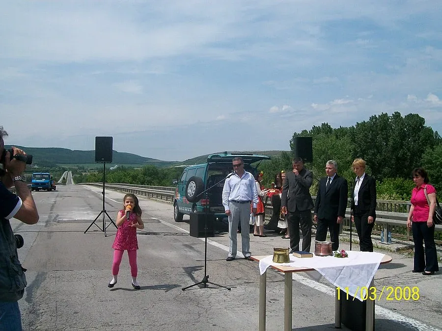 5-годишната Мими спря колите на "Хемус"