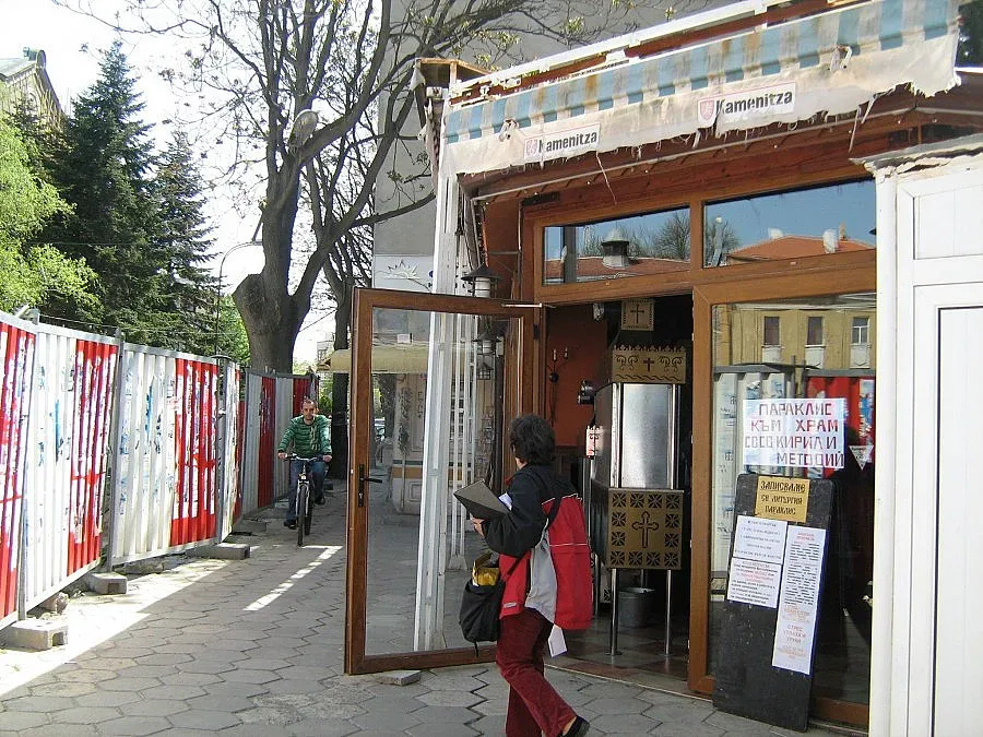 Отец Петър чете молитви в кръчма