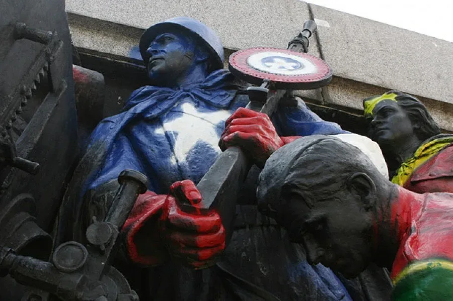 Паметникът на Съветската армия пак осъмна оцветен