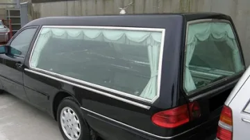 Катафалка чака "клиенти" пред болница