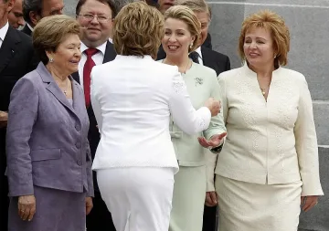 Половинките на Путин и Медведев вилнеят в стаи с лакомства