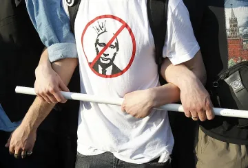 Путин влиза в Кремъл за трети път при бясна охрана