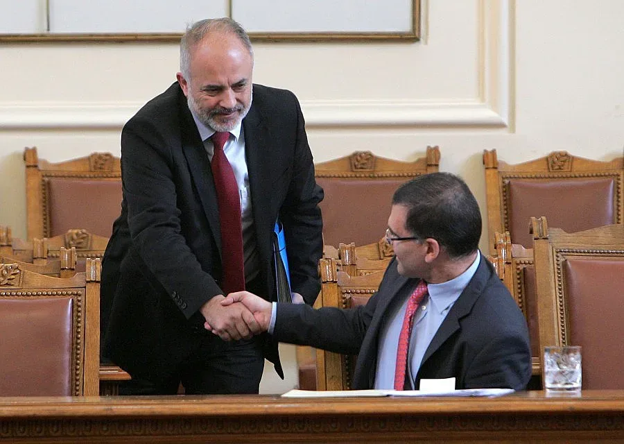 Уволняват чиновници, ако не се преместят