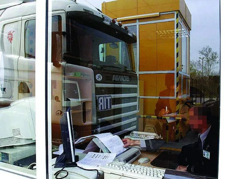 Четирима от задържаните митничари остават в ареста