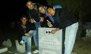 Роми се извиниха за фотосесия на гробище 