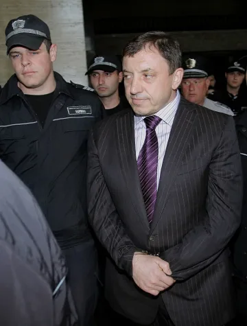 Алексей Петров припаднал, местят го в болница