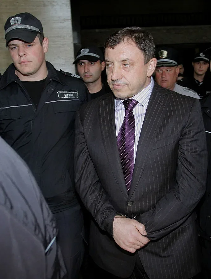 Алексей Петров припаднал, местят го в болница