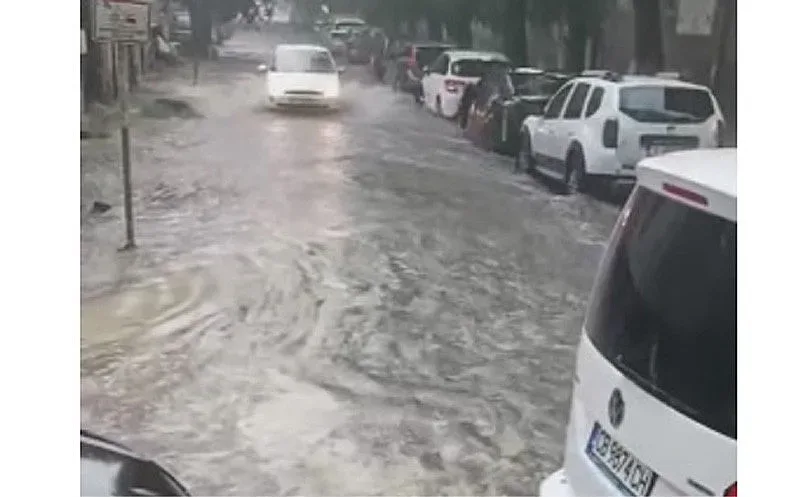 Стихията застигна Бургас. Улиците станаха реки (ВИДЕО)