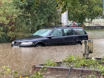 Зловещи бури! Казанлък стана пристанище, колите плуват (СНИМКИ)
