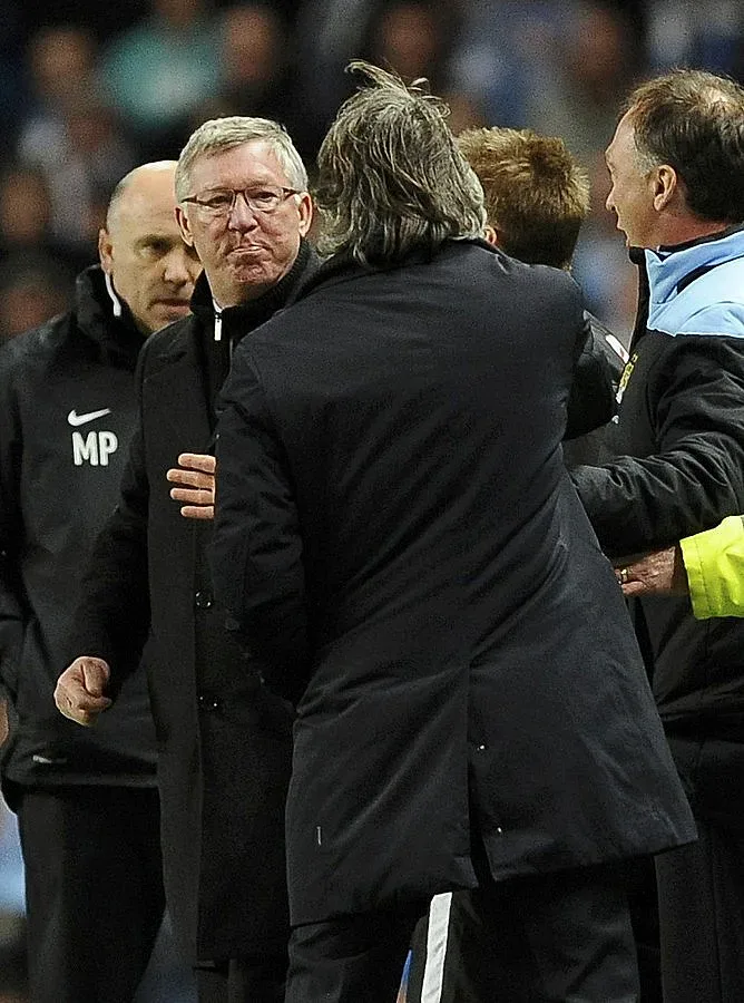 Фърги превъртя, налита на Манчини