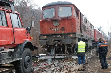 Влак отнесе кола, шофьорът оцеля