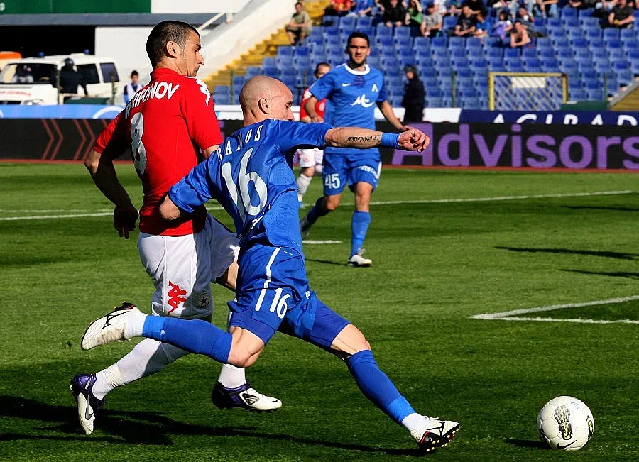  "Сините" празнуват в "Найт флайт"