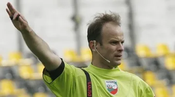 Съдията на дербито: Лъжа е за фланелката