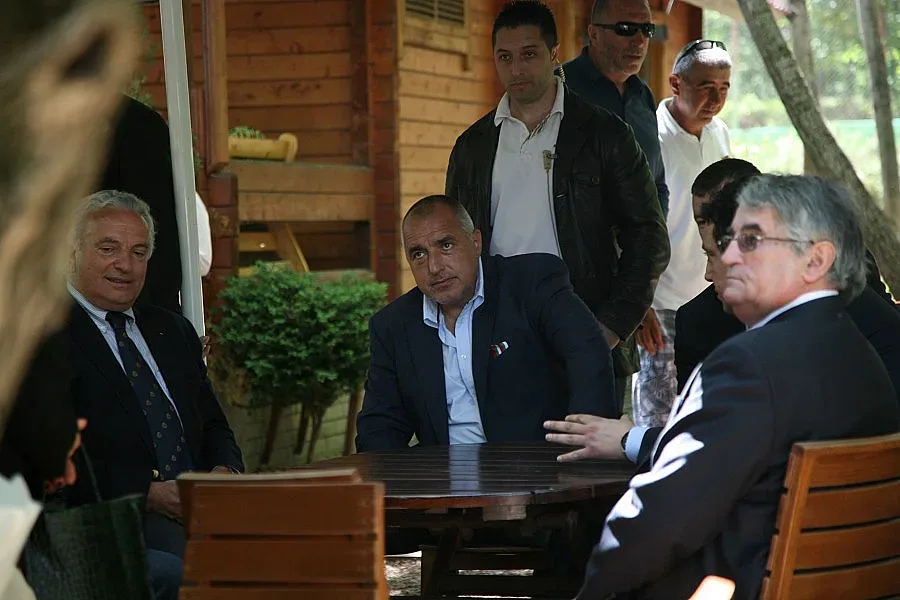 Бойко размаха пръст на футбола