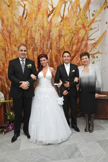 Цветанов и Кристалина кумуваха на пожарникар 