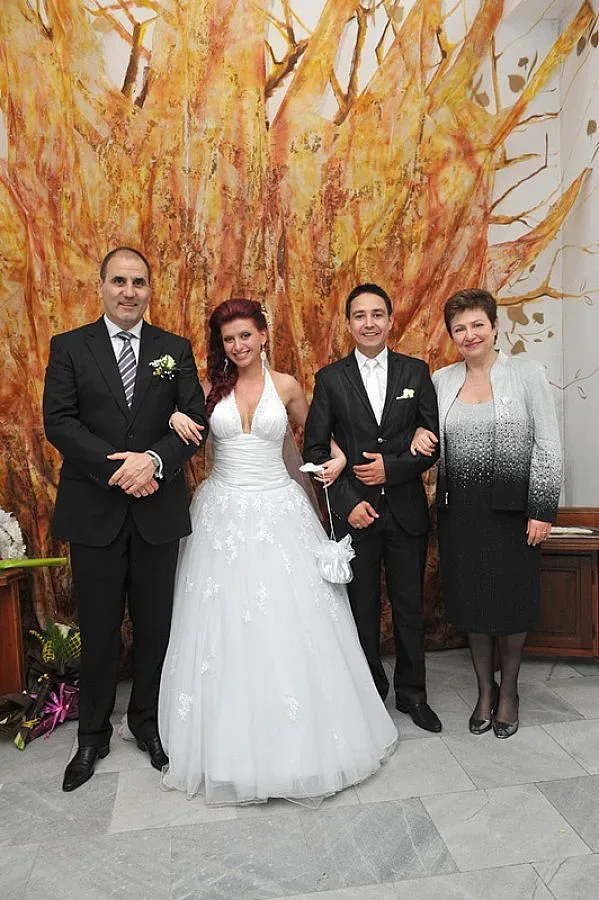 Цветанов и Кристалина кумуваха на пожарникар 