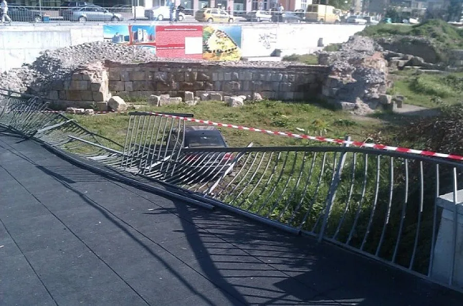 Пиян шофьор се приземи в разкопки  