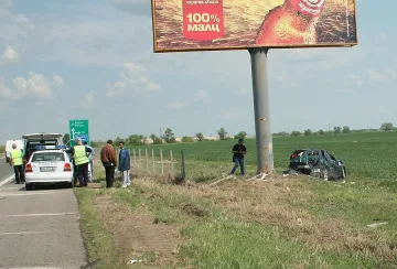 БМВ се размаза в билборд на "Тракия"