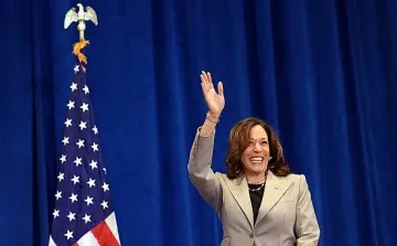 Кой ще е вицето на Камала Харис? Легендарен пилот