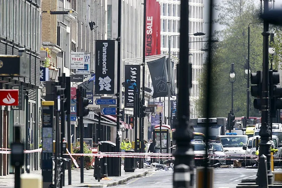 Мъж заплаши да се взриви в центъра на Лондон (ВИДЕО)