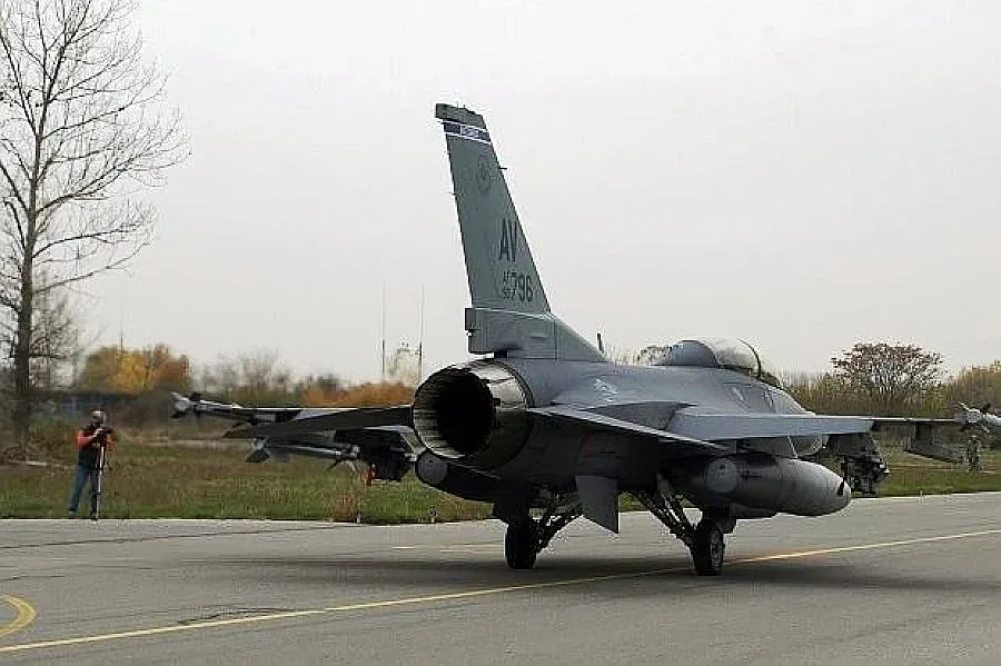 Изтребител падна в река край Пловдив (УНИКАЛНИ КАДРИ)