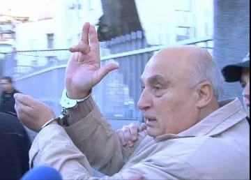 Осъдиха Цар Киро и за средния пръст